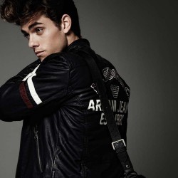 البلوز الخامس الرقبة