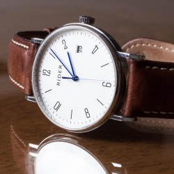 ووتش الرسمية الحمراء